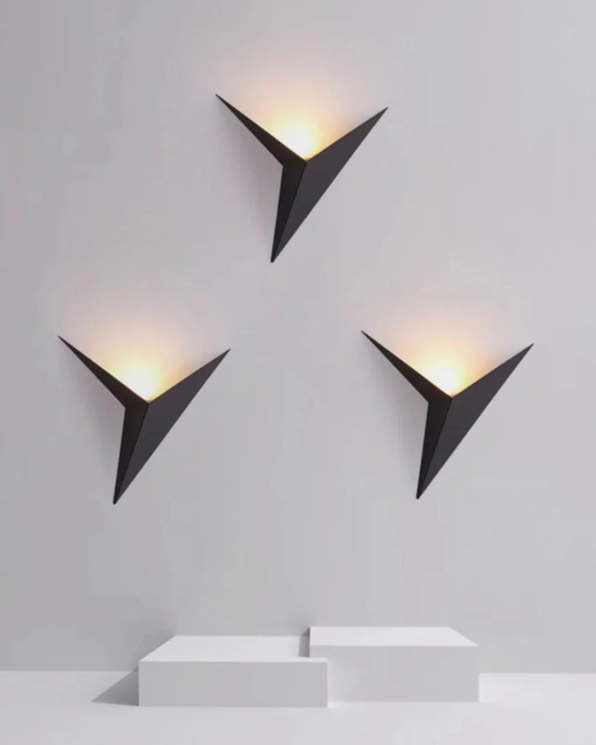 Geometryczna metalowa lampa ścienna w nowoczesnym stylu – widok produktu 1 | Nuvira Home