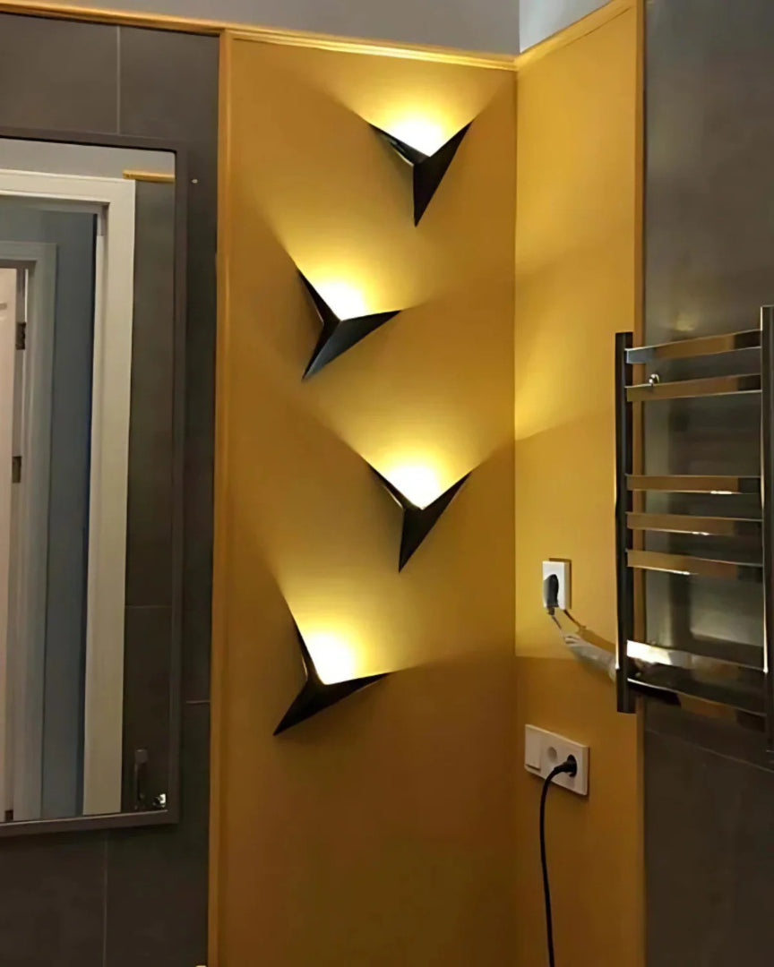 Geometryczna metalowa lampa ścienna w nowoczesnym stylu – widok produktu 2 | Nuvira Home