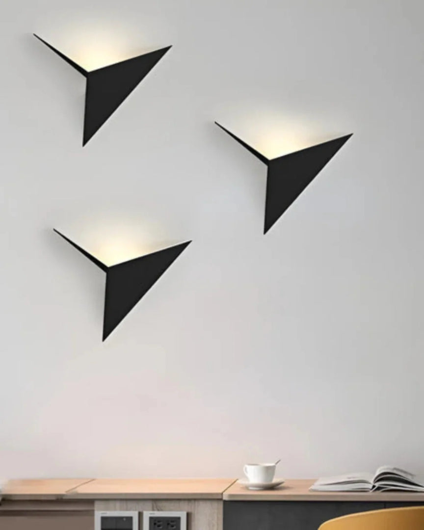 Geometryczna metalowa lampa ścienna w nowoczesnym stylu – widok produktu 4 | Nuvira Home