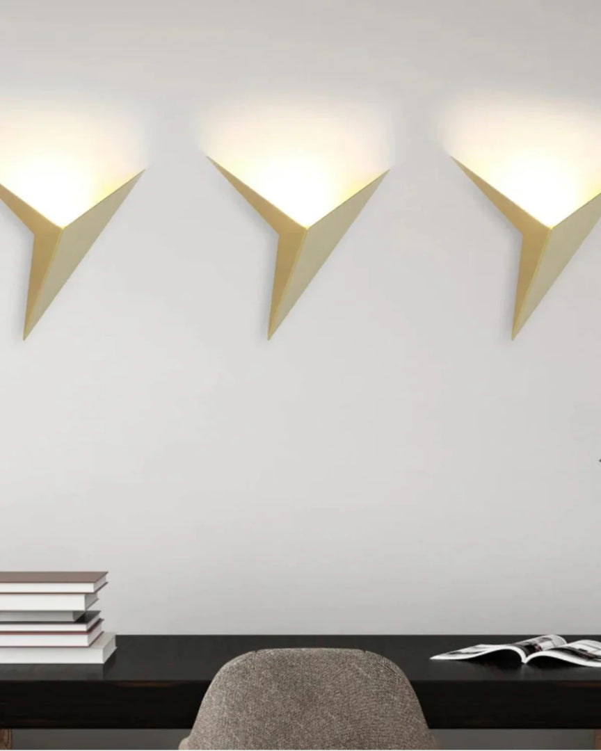 Geometryczna metalowa lampa ścienna w nowoczesnym stylu – widok produktu 6 | Nuvira Home