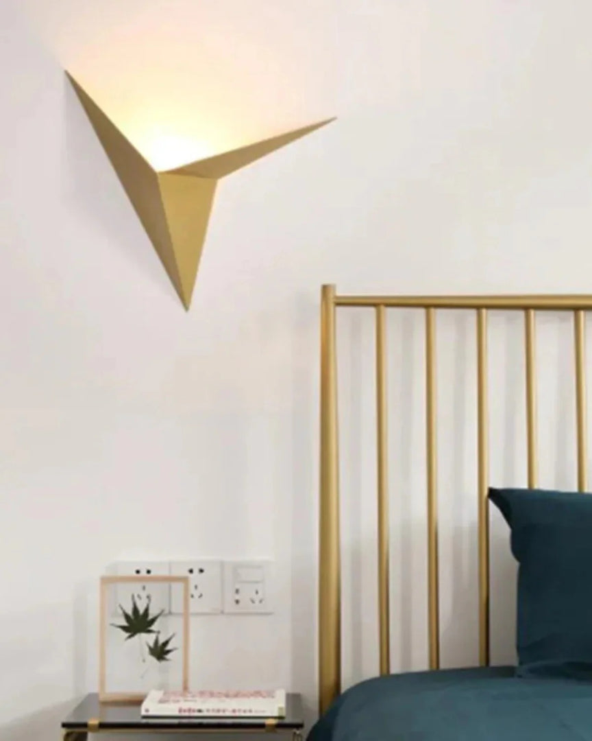 Geometryczna metalowa lampa ścienna w nowoczesnym stylu – widok produktu 7 | Nuvira Home