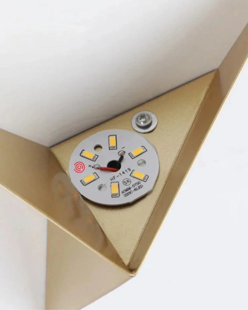 Geometryczna metalowa lampa ścienna w nowoczesnym stylu – widok produktu 8 | Nuvira Home