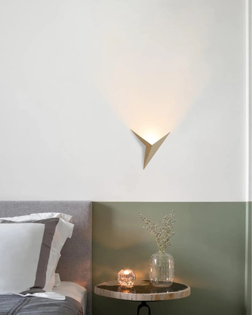Geometryczna metalowa lampa ścienna w nowoczesnym stylu – widok produktu 10 | Nuvira Home