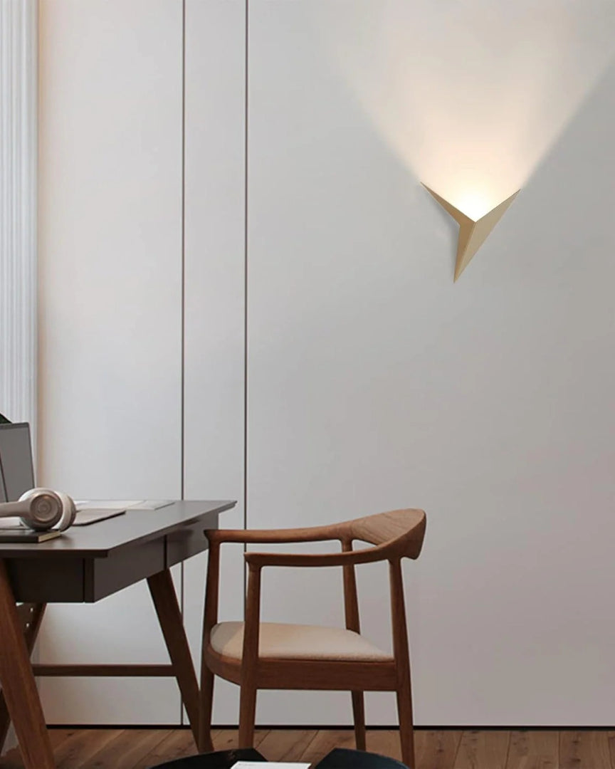 Geometryczna metalowa lampa ścienna w nowoczesnym stylu – widok produktu 11 | Nuvira Home