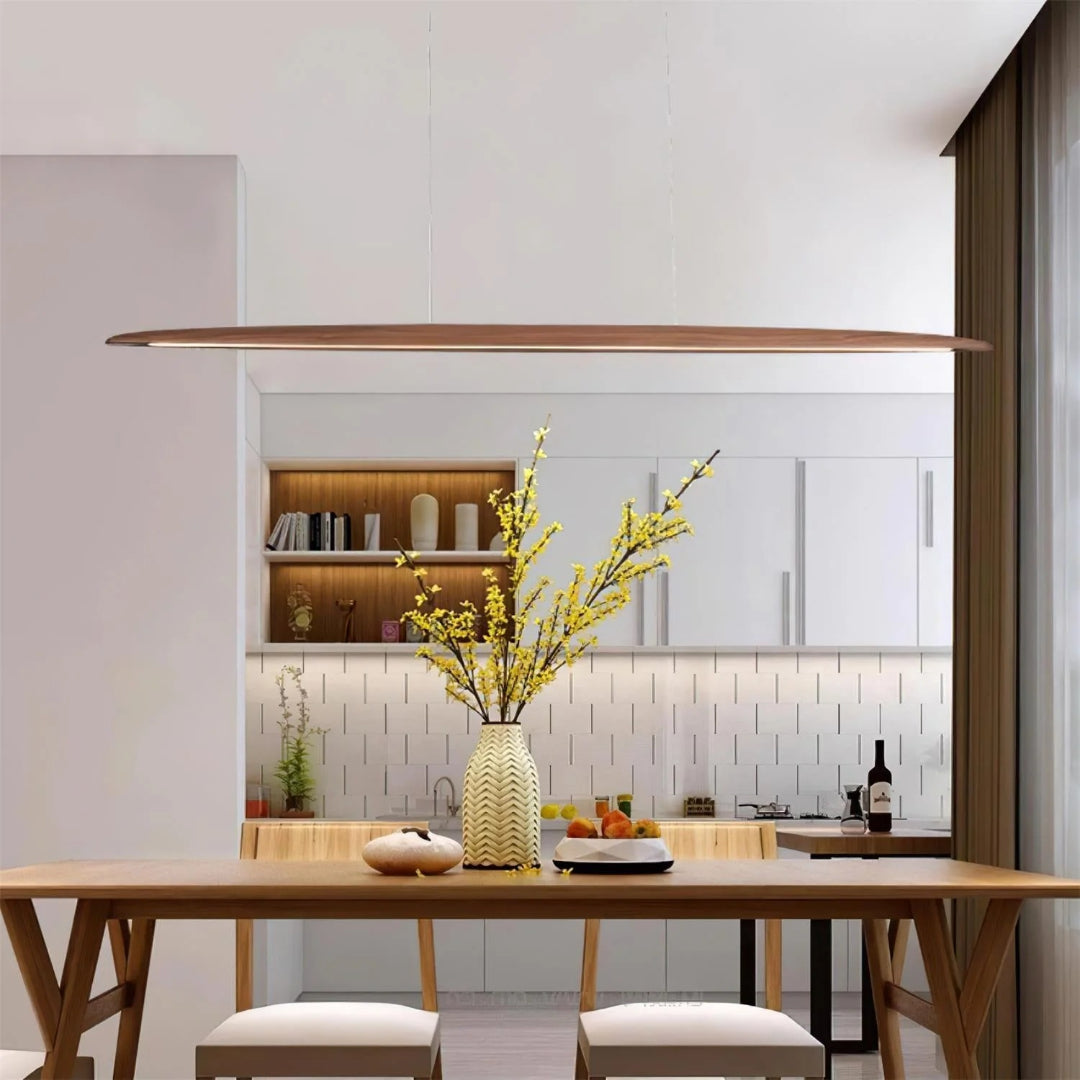 Japandi drewniana liniowa lampa wisząca – widok produktu 1 | Nuvira Home