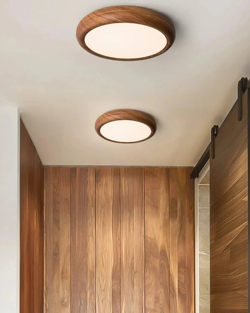 Japandi okrągła drewniana lampa sufitowa – widok produktu 1 | Nuvira Home