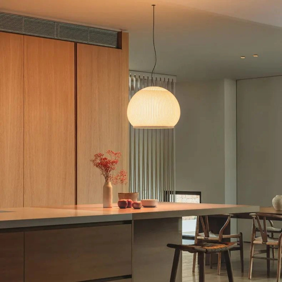 Japandi okrągła lampa wisząca z tkaniny – widok produktu 1 | Nuvira Home