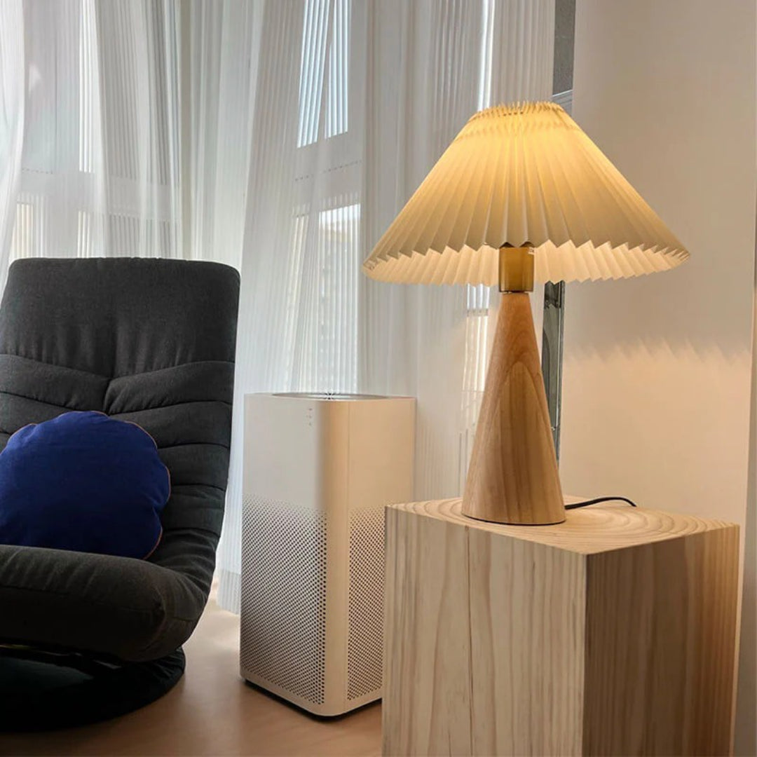 Japońska drewniana plisowana lampka stołowa – widok produktu 10 | Nuvira Home