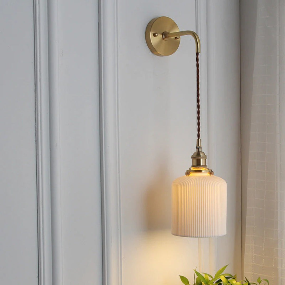 Japońska mosiężna plisowana lampa ścienna – widok produktu 1 | Nuvira Home