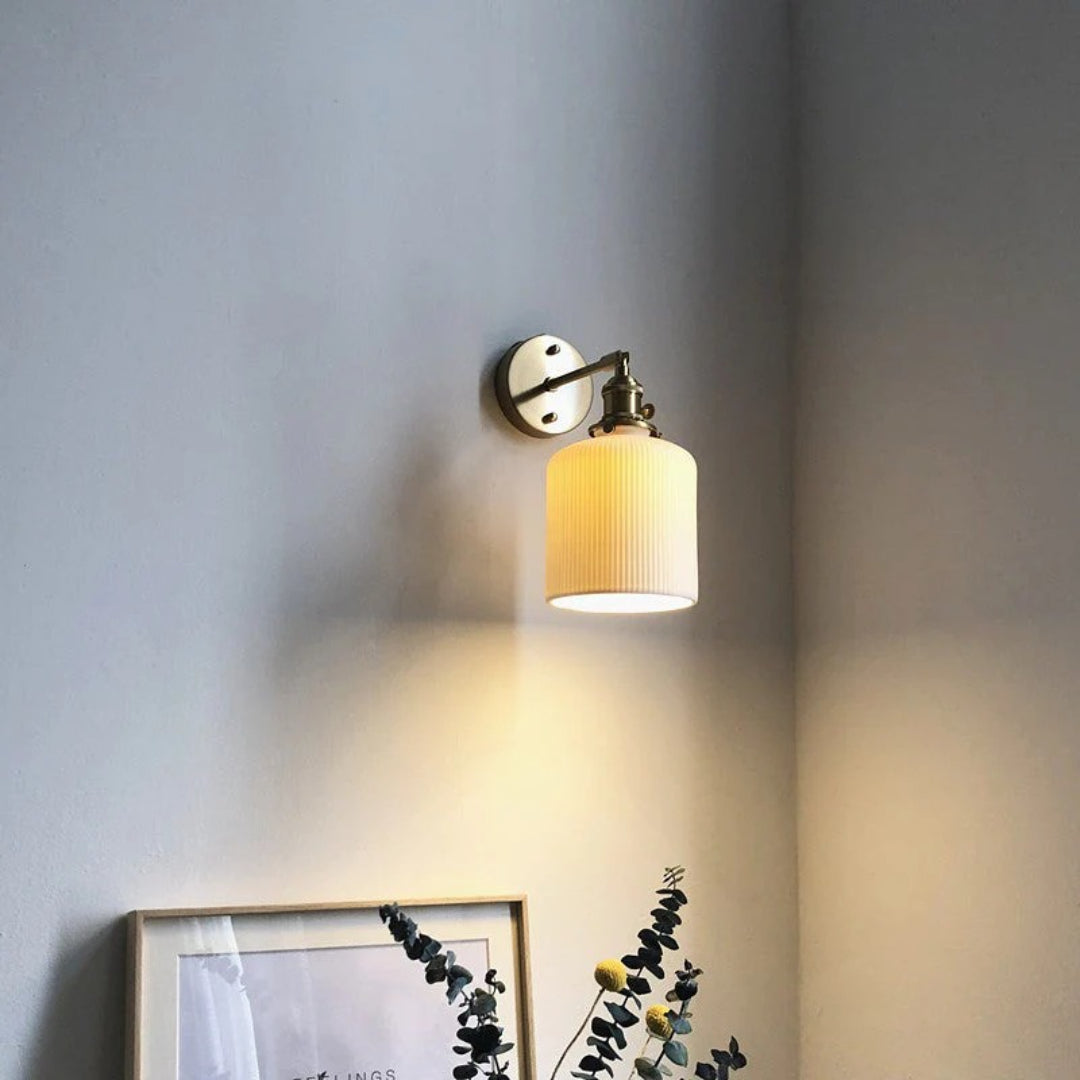 Japońska mosiężna plisowana lampa ścienna – widok produktu 2 | Nuvira Home