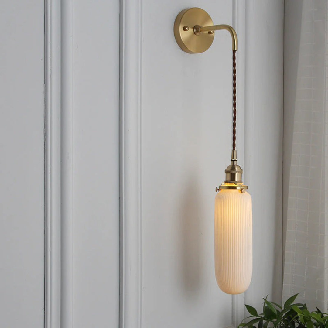 Japońska mosiężna plisowana lampa ścienna – widok produktu 3 | Nuvira Home