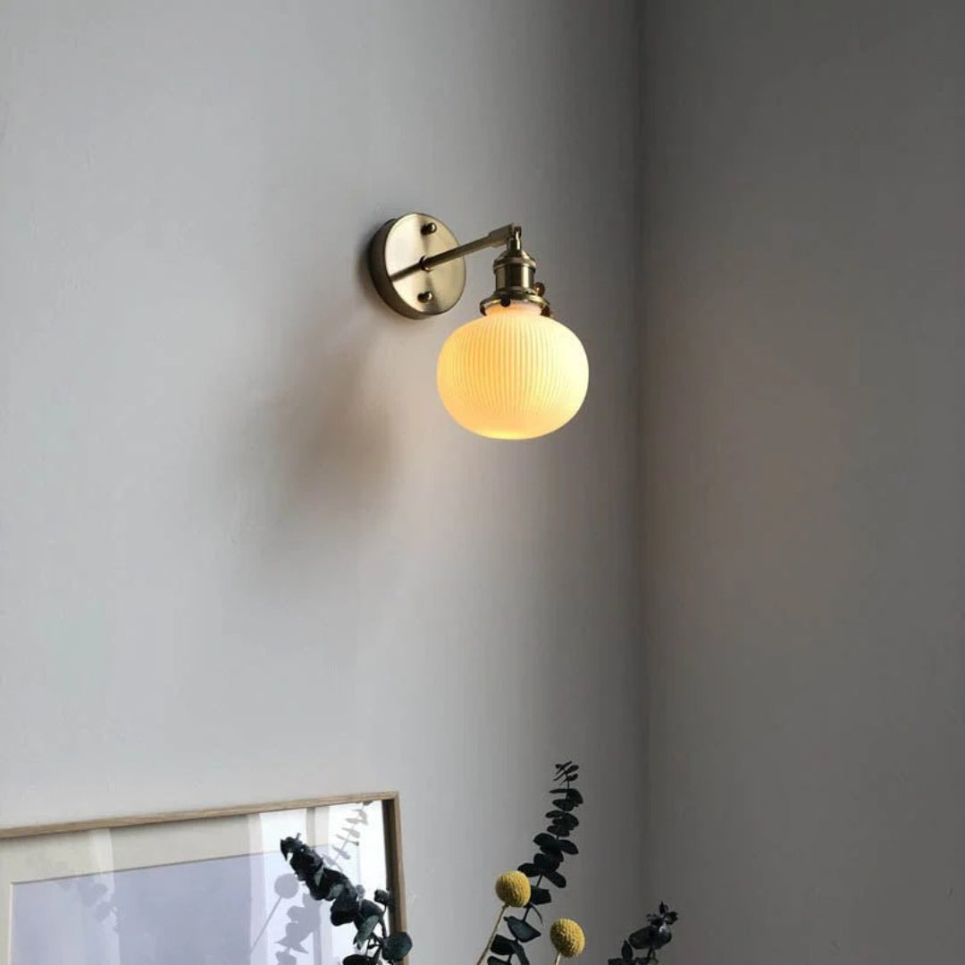 Japońska mosiężna plisowana lampa ścienna – widok produktu 6 | Nuvira Home