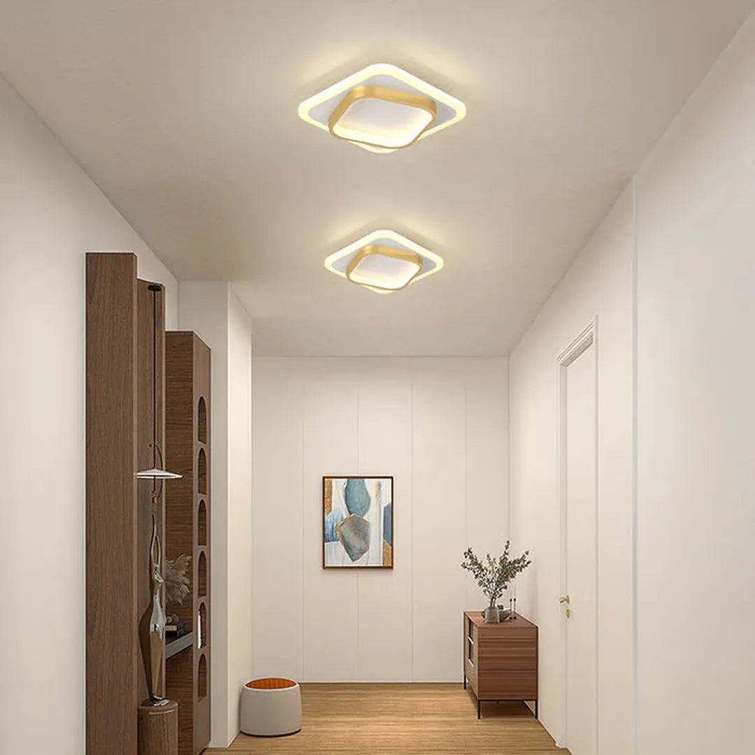 Kwadratowa lampa sufitowa z złotym oświetleniem LED – widok produktu 5 | Nuvira Home