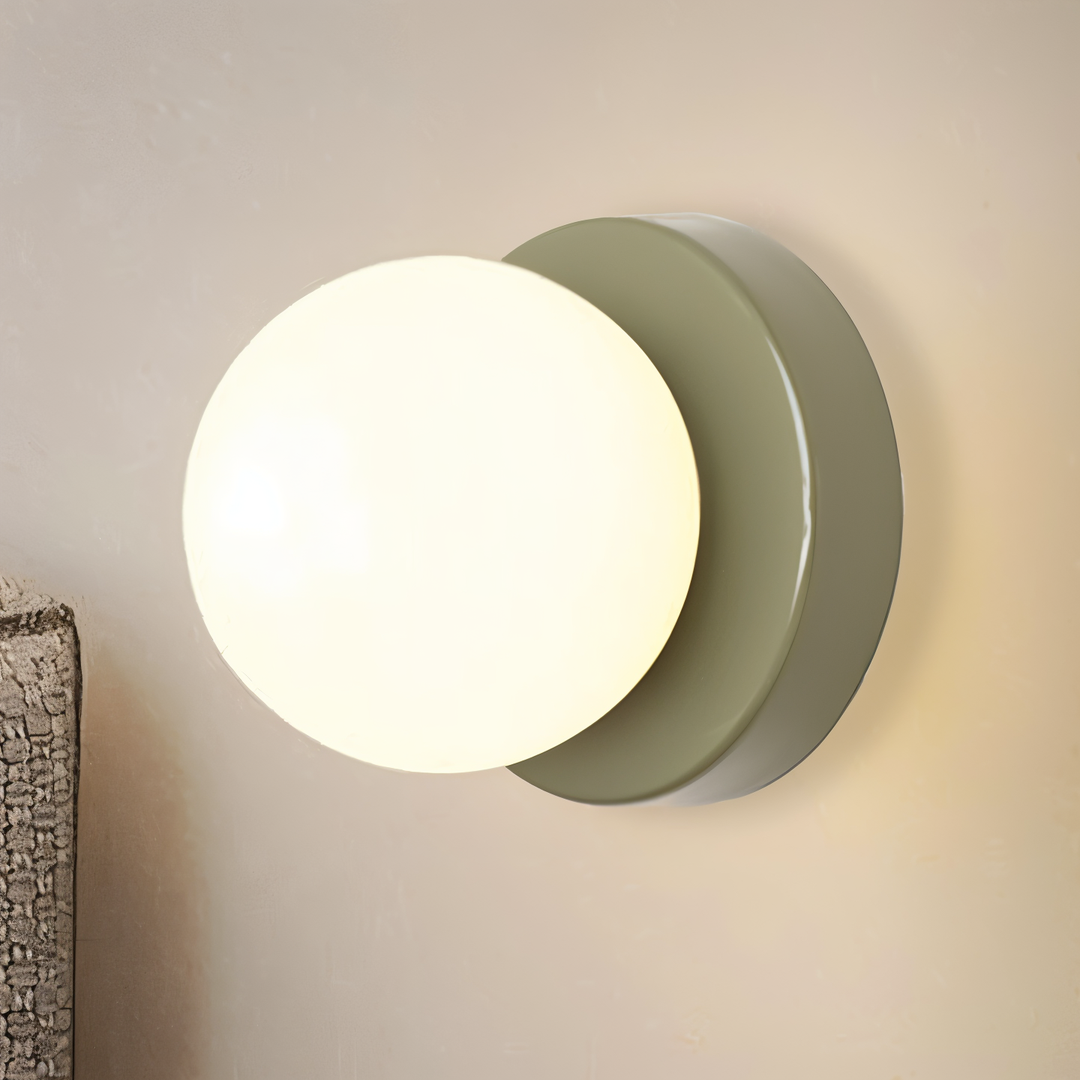 Lampa Ścienna LED – Biała Szklana Kula – widok produktu 2 | Nuvira Home