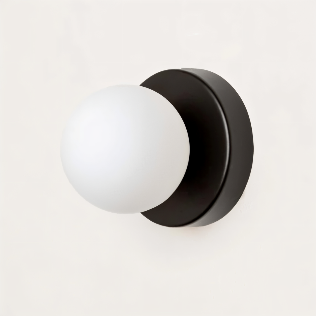 Lampa Ścienna LED – Biała Szklana Kula – widok produktu 8 | Nuvira Home