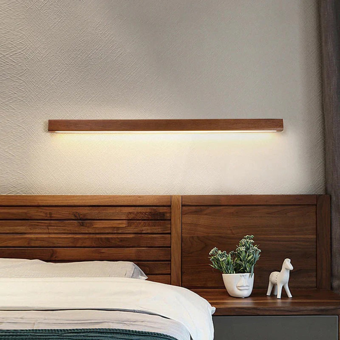 Liniowa drewniana lampa ścienna – widok produktu 1 | Nuvira Home