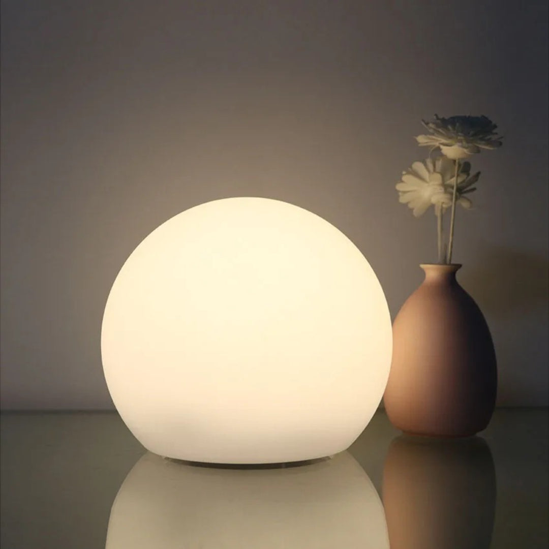 Minimalistyczna kulista lampka stołowa LED – widok produktu 1 | Nuvira Home