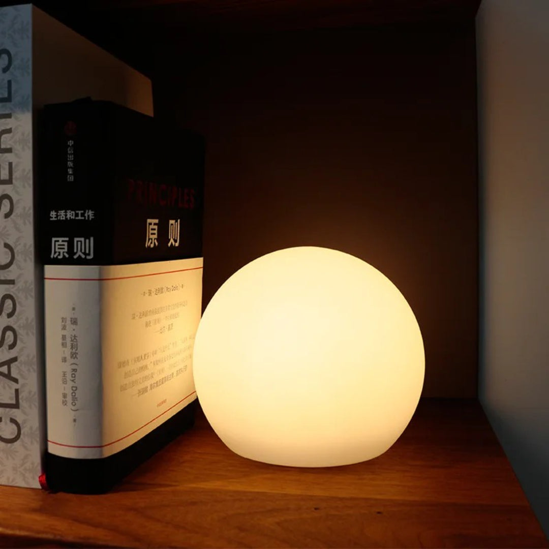 Minimalistyczna kulista lampka stołowa LED – widok produktu 2 | Nuvira Home