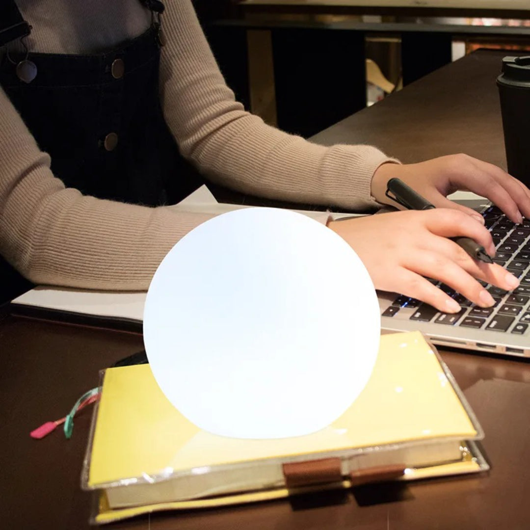 Minimalistyczna kulista lampka stołowa LED – widok produktu 6 | Nuvira Home