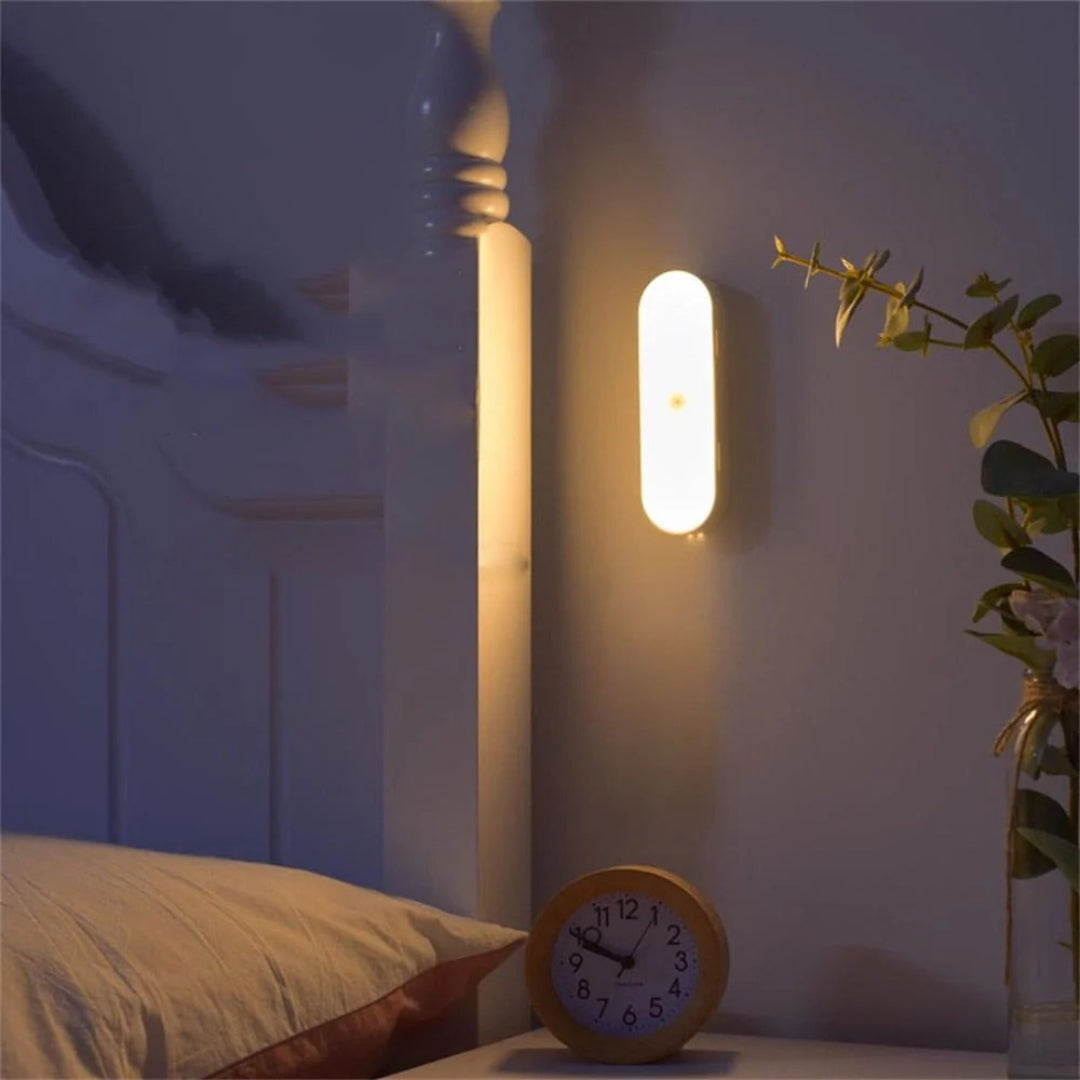 Minimalistyczna lampa ścienna z czujnikiem ruchu – widok produktu 1 | Nuvira Home