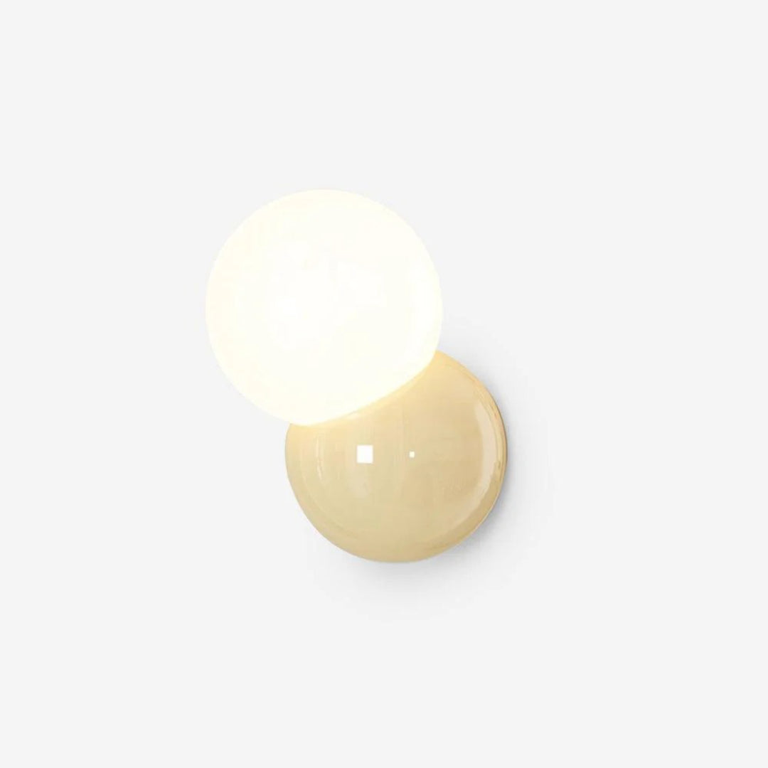 Minimalistyczna lampa ścienna z kulą – widok produktu 3 | Nuvira Home