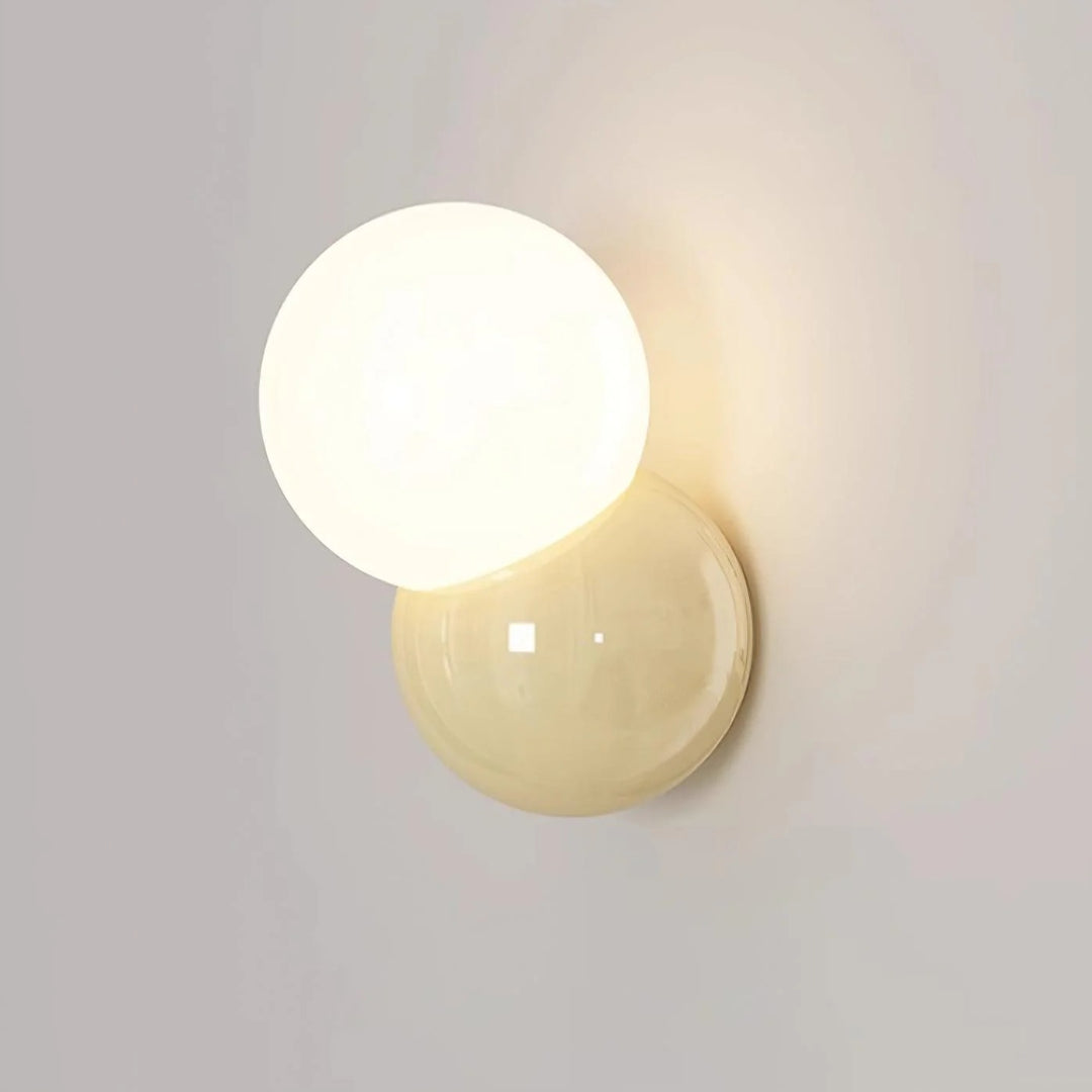 Minimalistyczna lampa ścienna z kulą – widok produktu 4 | Nuvira Home