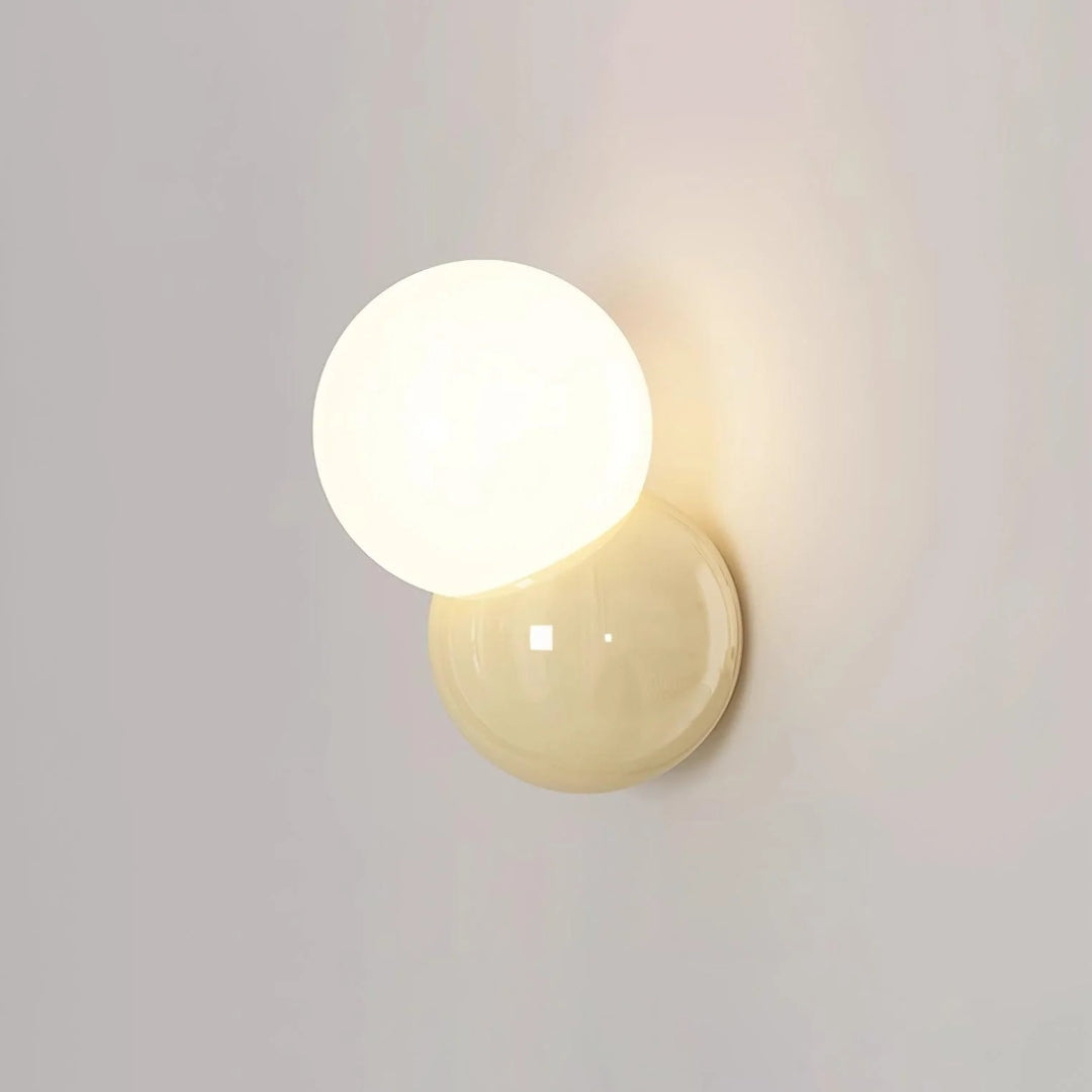 Minimalistyczna lampa ścienna z kulą – widok produktu 7 | Nuvira Home