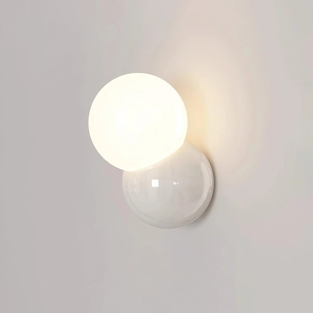 Minimalistyczna lampa ścienna z kulą – widok produktu 8 | Nuvira Home