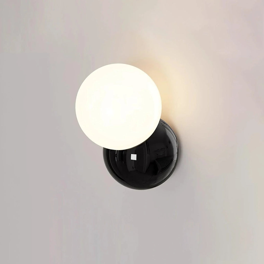 Minimalistyczna lampa ścienna z kulą – widok produktu 9 | Nuvira Home
