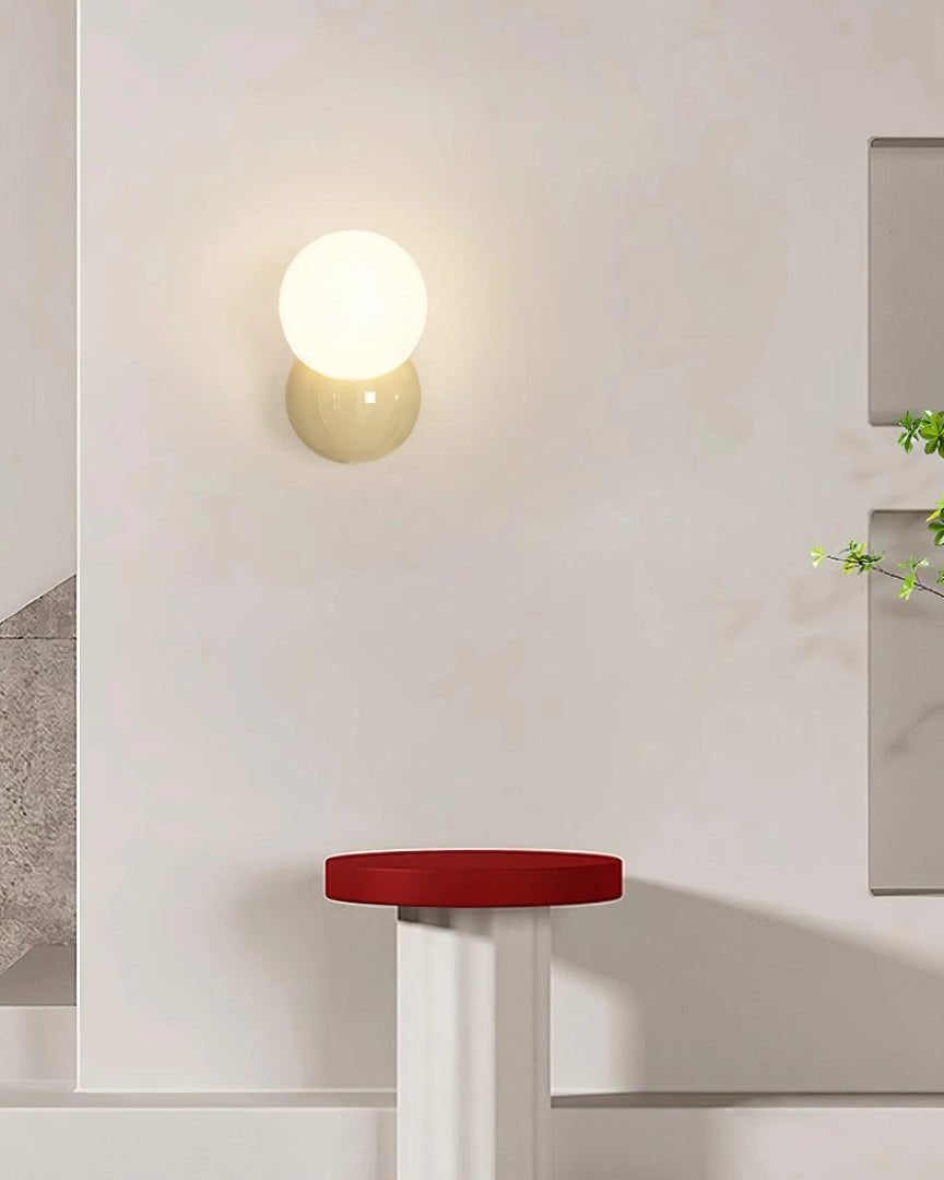 Minimalistyczna lampa ścienna z kulą – widok produktu 10 | Nuvira Home