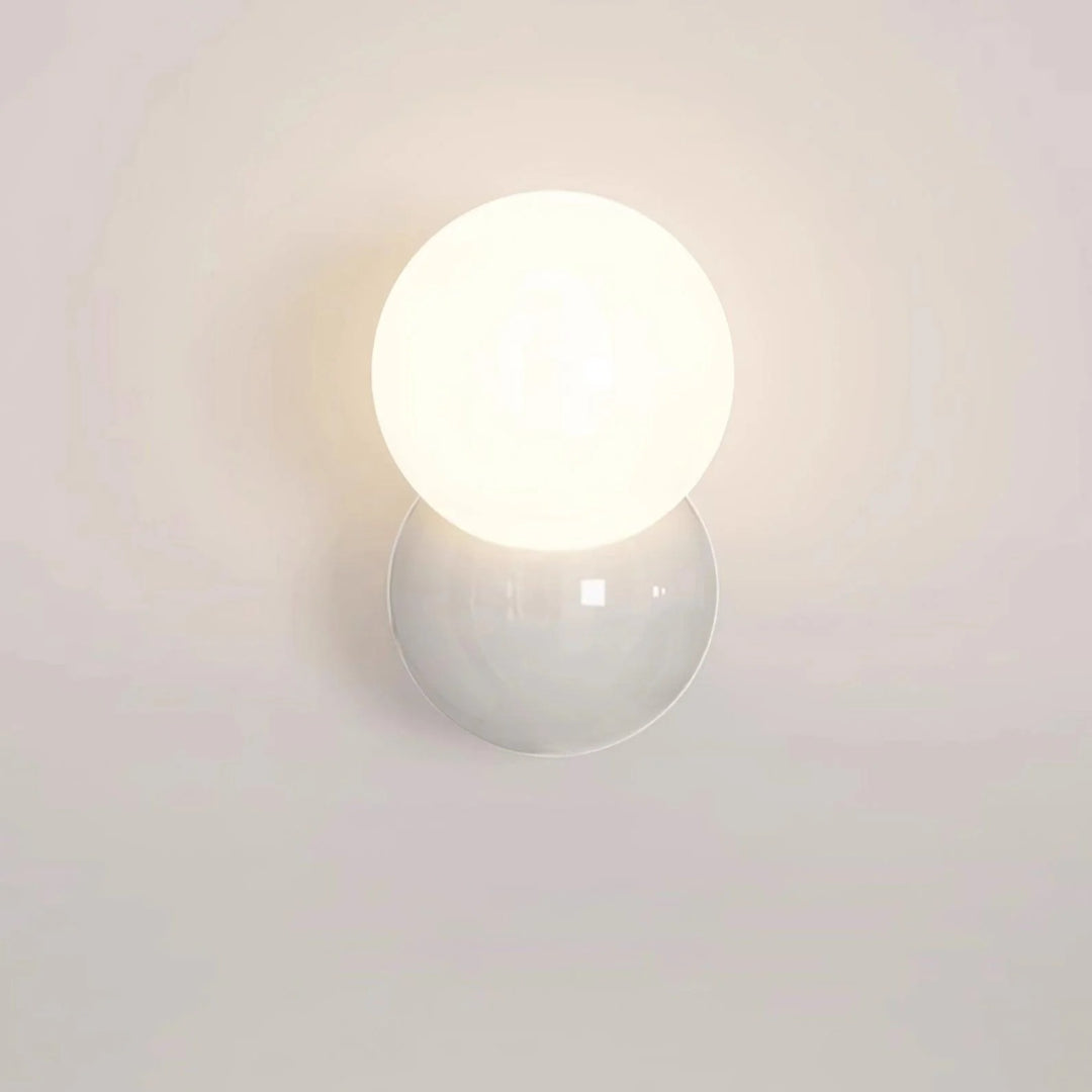 Minimalistyczna lampa ścienna z kulą – widok produktu 11 | Nuvira Home