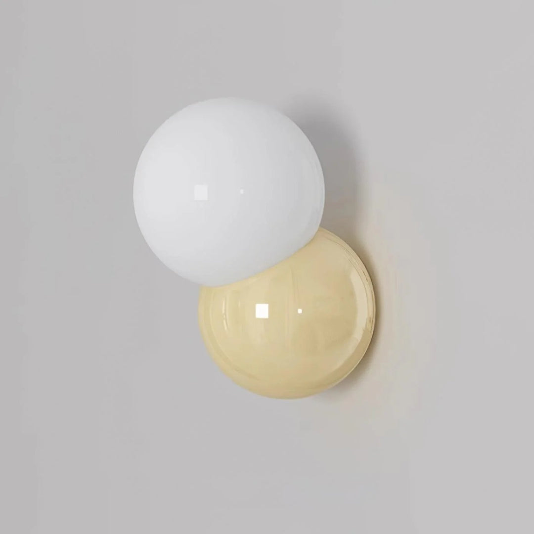 Minimalistyczna lampa ścienna z kulą – widok produktu 12 | Nuvira Home