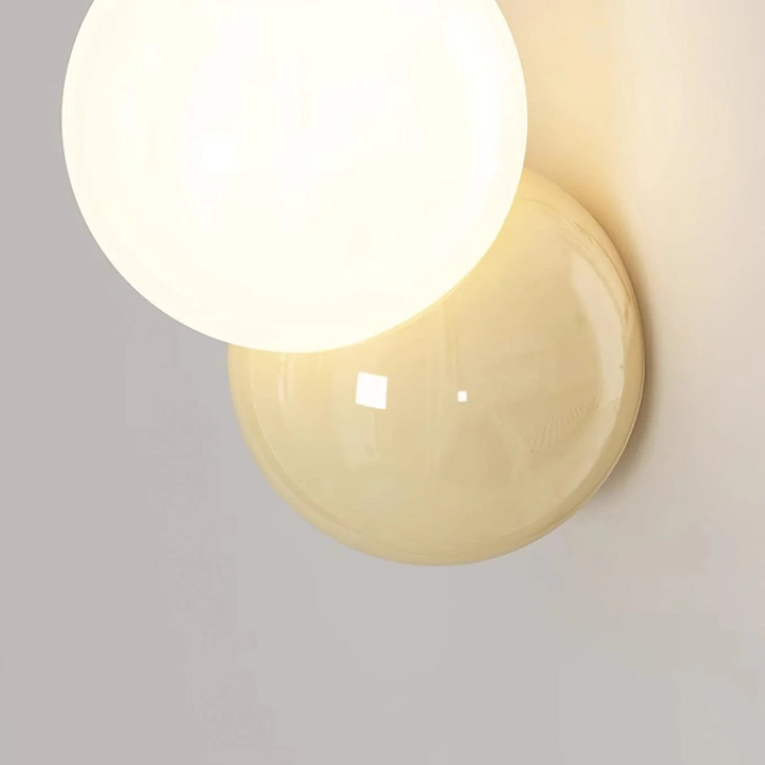 Minimalistyczna lampa ścienna z kulą – widok produktu 15 | Nuvira Home