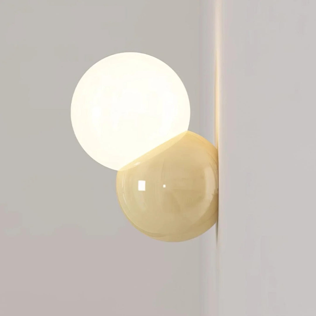 Minimalistyczna lampa ścienna z kulą – widok produktu 16 | Nuvira Home