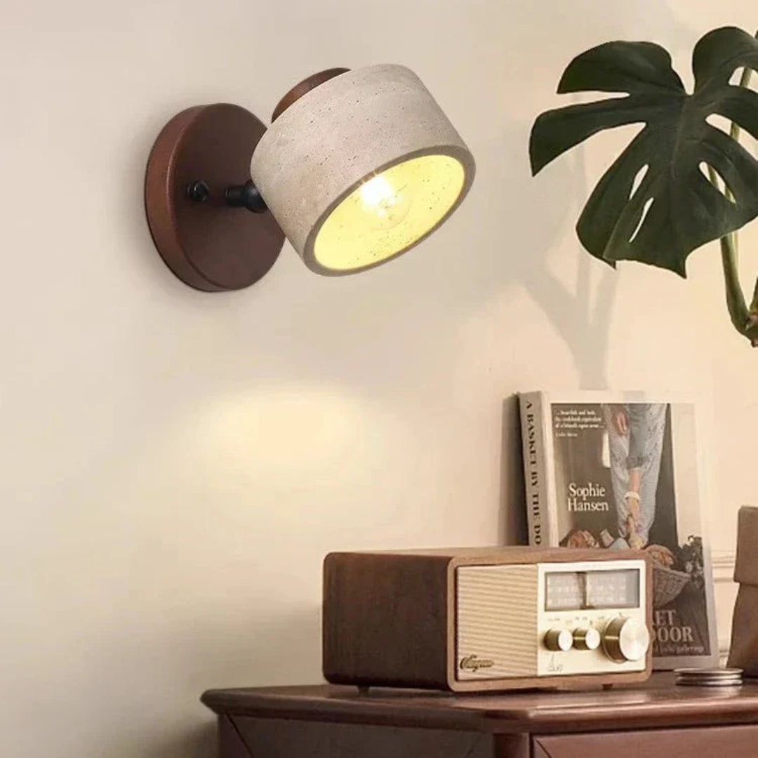 Minimalistyczna lampa ścienna z trawertynu i drewna – widok produktu 1 | Nuvira Home