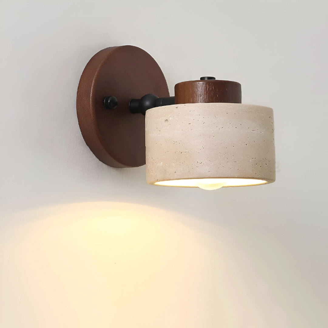 Minimalistyczna lampa ścienna z trawertynu i drewna – widok produktu 4 | Nuvira Home
