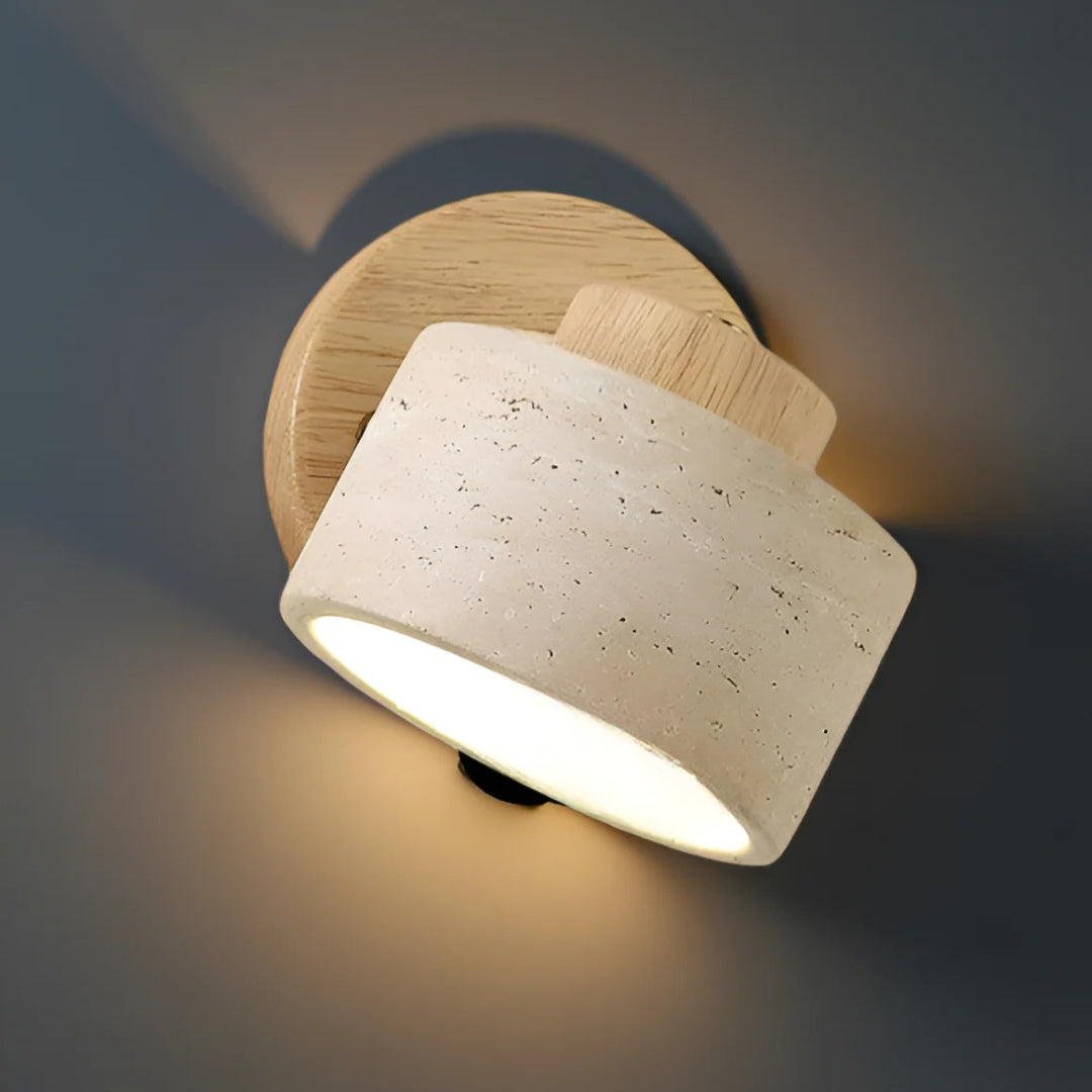 Minimalistyczna lampa ścienna z trawertynu i drewna – widok produktu 11 | Nuvira Home