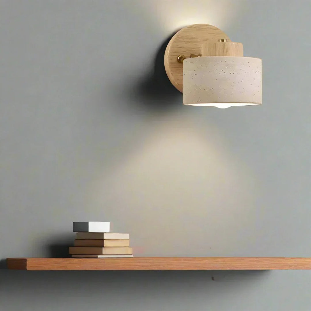Minimalistyczna lampa ścienna z trawertynu i drewna – widok produktu 15 | Nuvira Home