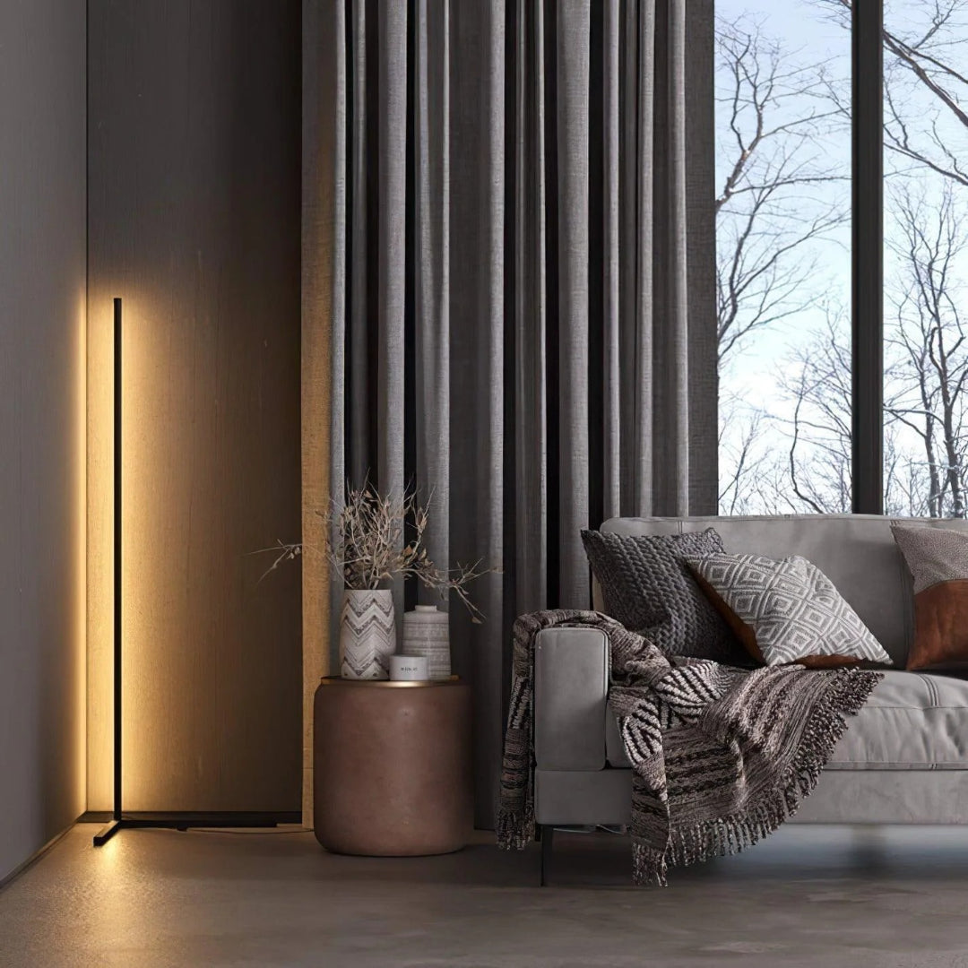 Minimalistyczna liniowa lampa podłogowa – widok produktu 1 | Nuvira Home