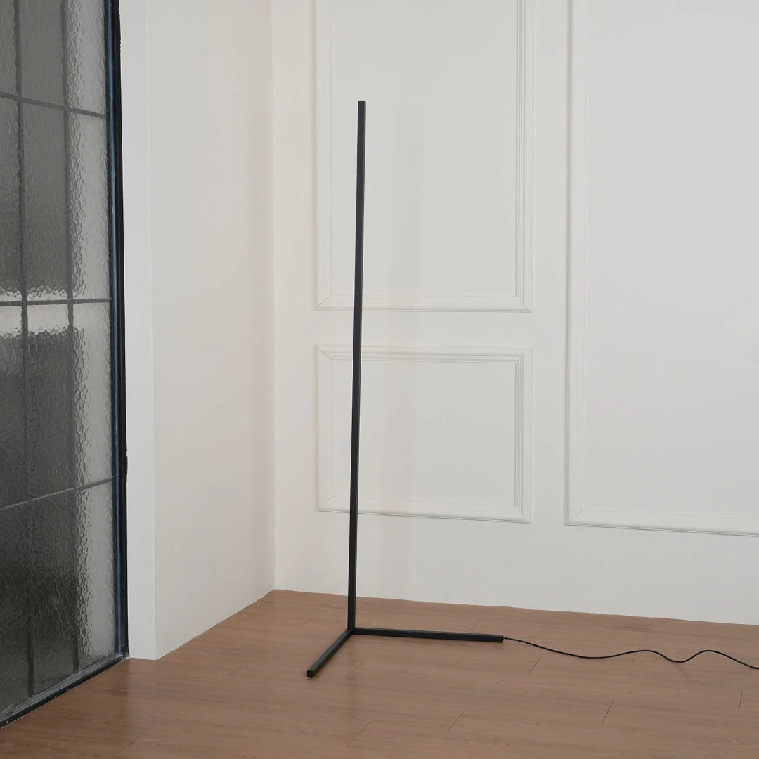 Minimalistyczna liniowa lampa podłogowa – widok produktu 11 | Nuvira Home