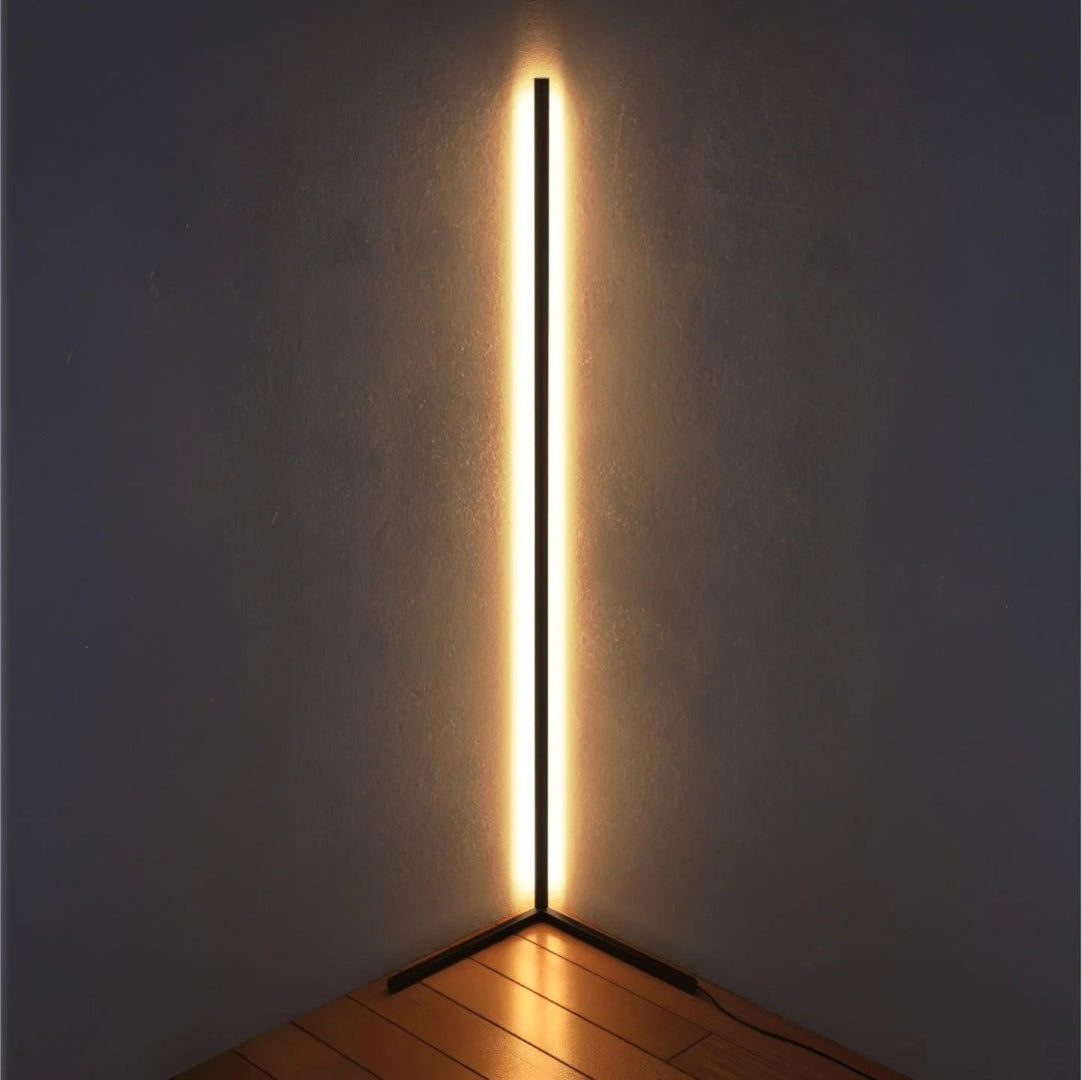 Minimalistyczna liniowa lampa podłogowa – widok produktu 18 | Nuvira Home