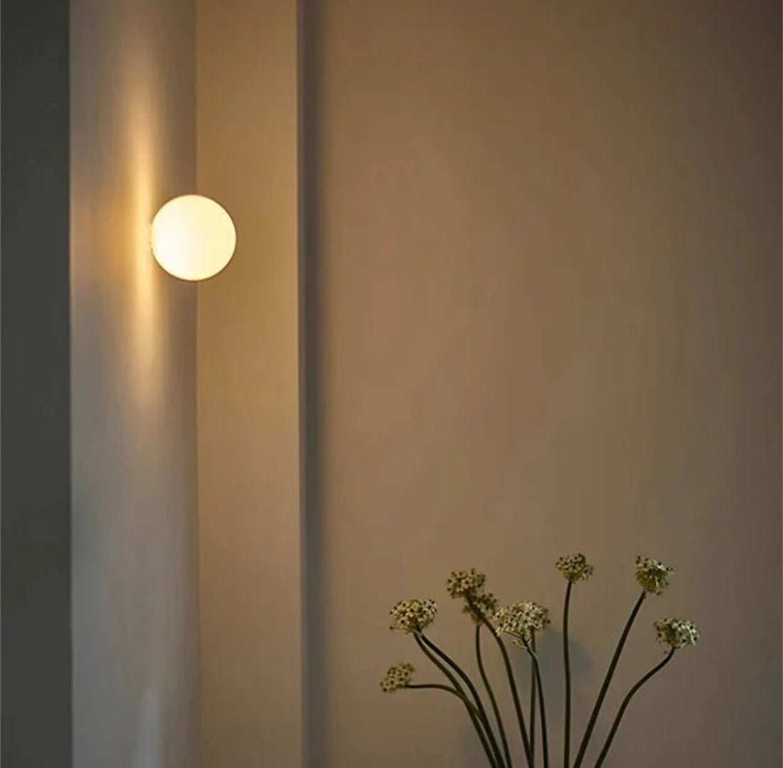 Minimalistyczna matowa szklana lampa ścienna – widok produktu 4 | Nuvira Home