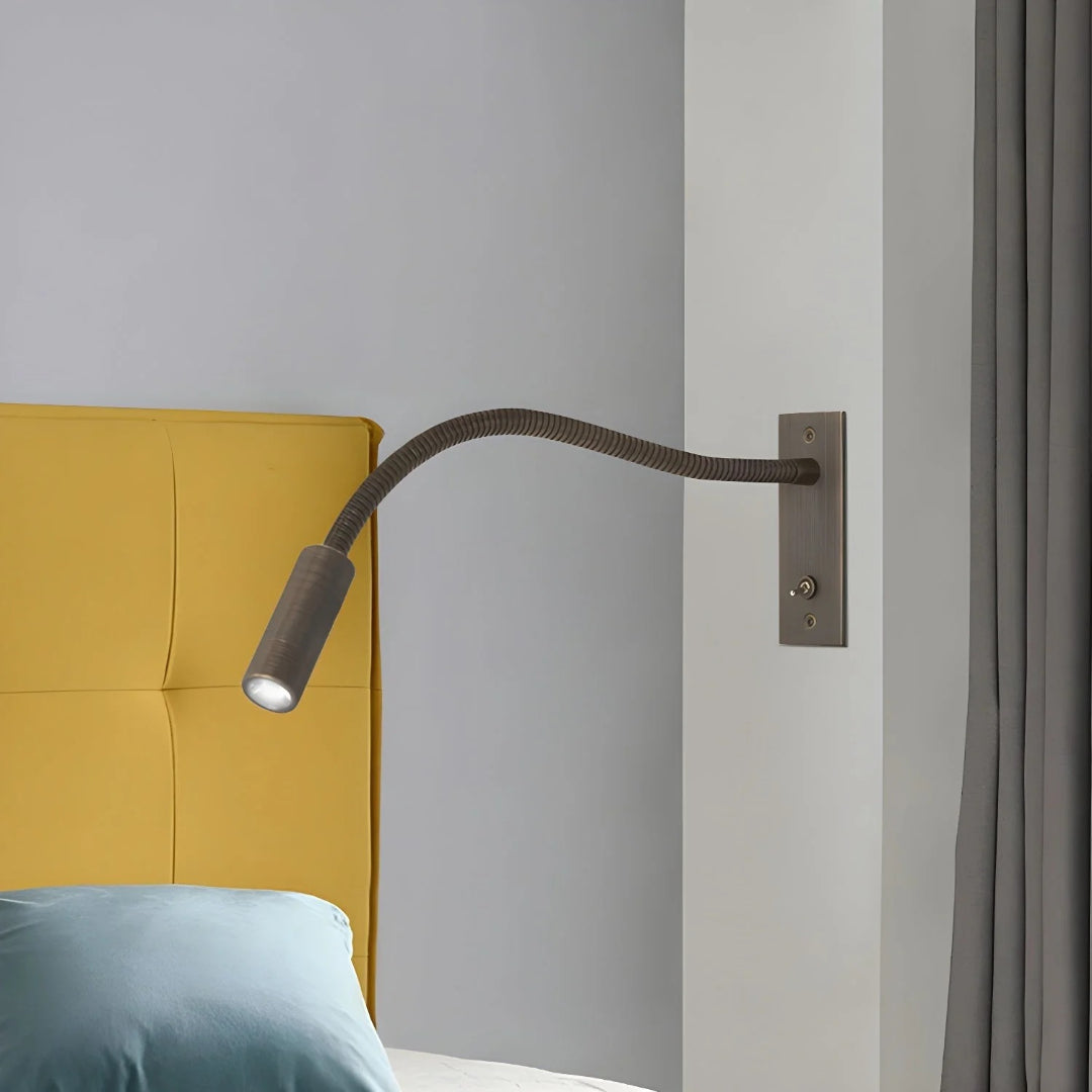 Minimalistyczna metalowa lampa ścienna z elastycznym ramieniem – widok produktu 3 | Nuvira Home