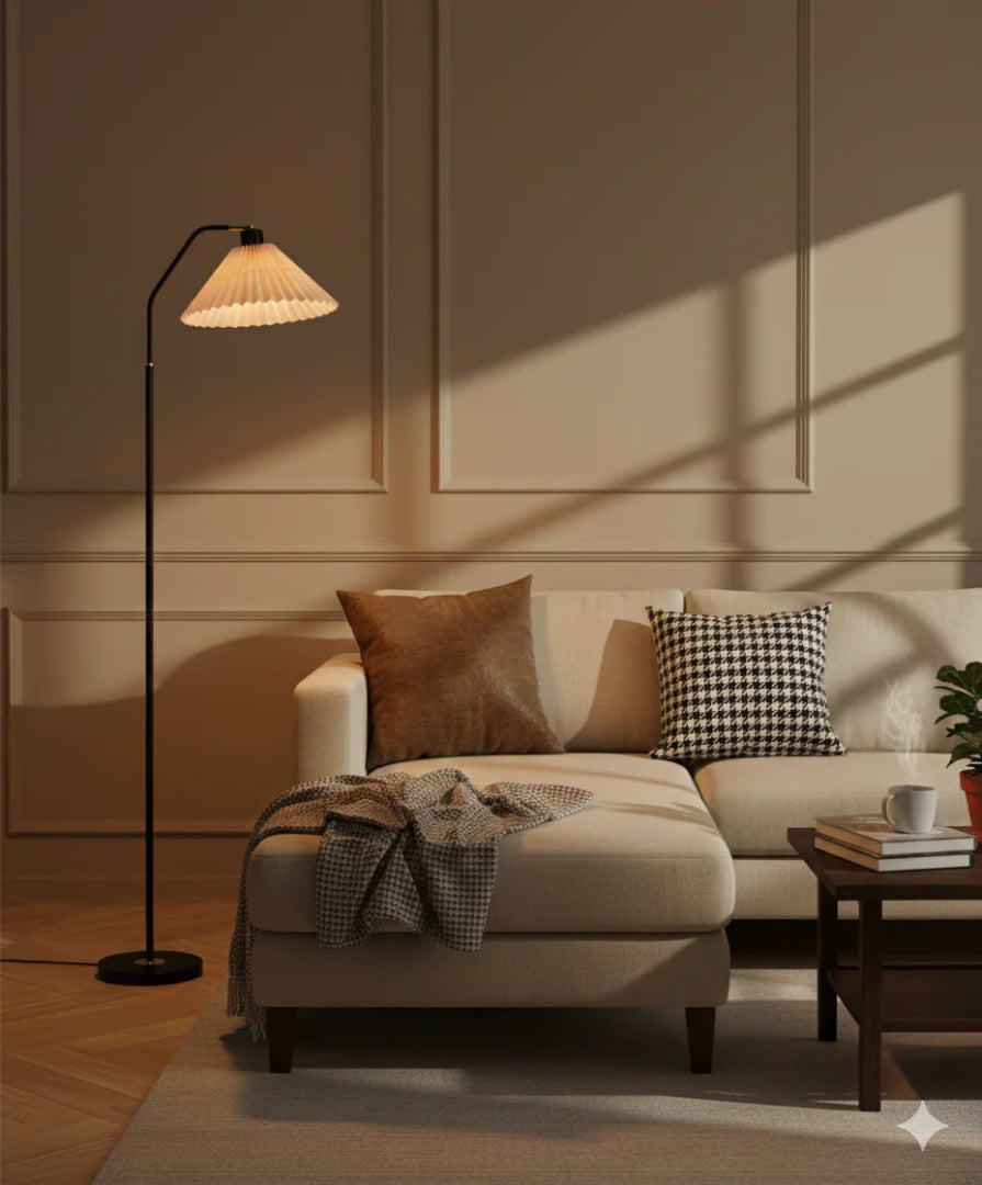 Minimalistyczna plisowana lampa podłogowa z tkaniny – widok produktu 2 | Nuvira Home