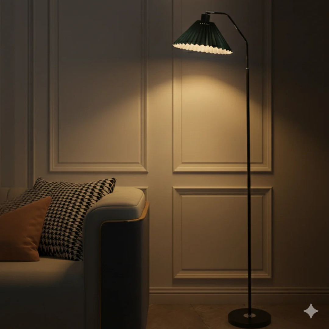 Minimalistyczna plisowana lampa podłogowa z tkaniny – widok produktu 3 | Nuvira Home