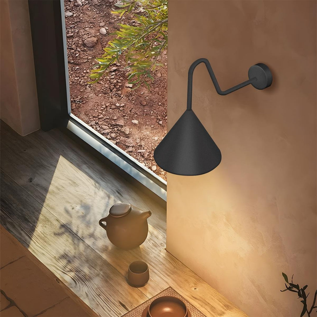 Minimalistyczna stożkowa zewnętrzna lampa ścienna – widok produktu 6 | Nuvira Home