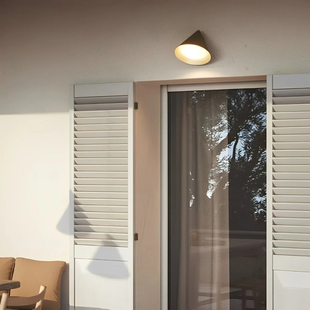 Minimalistyczna stożkowa zewnętrzna lampa ścienna – widok produktu 7 | Nuvira Home