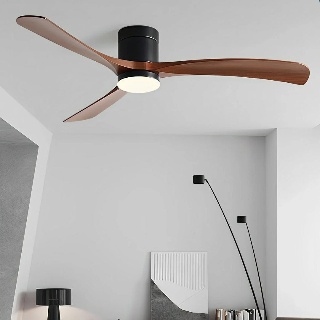 Minimalistyczny sufitowy wentylator z lampą LED – widok produktu 2 | Nuvira Home