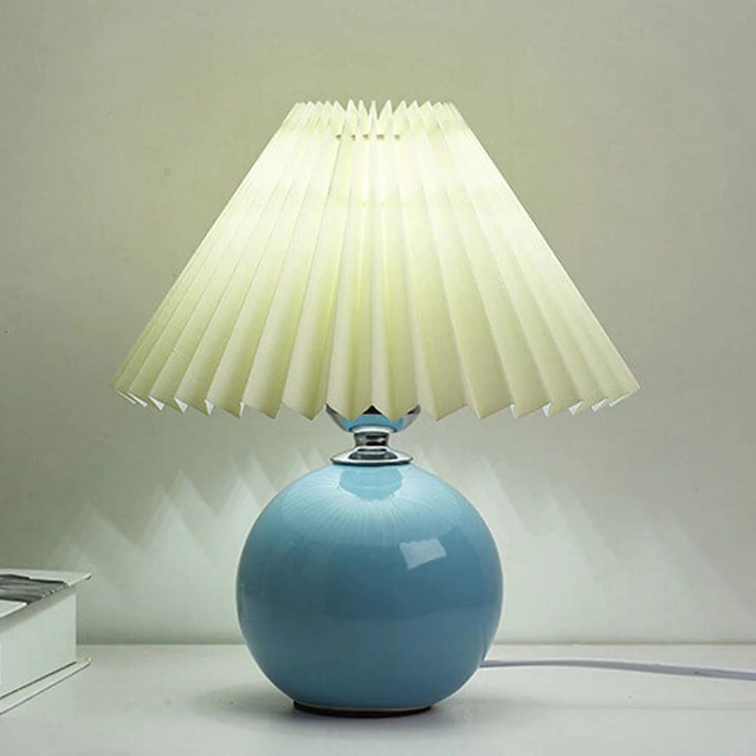 Nordycka ceramiczna plisowana lampka stołowa – widok produktu 1 | Nuvira Home