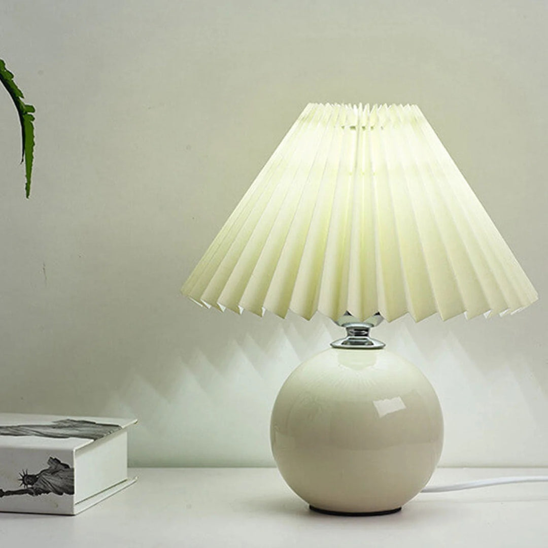 Nordycka ceramiczna plisowana lampka stołowa – widok produktu 2 | Nuvira Home